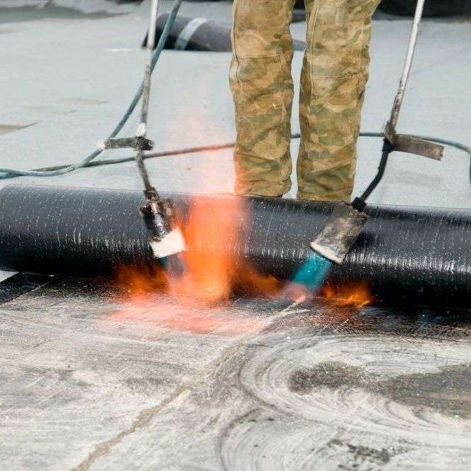 Plat dak branden door dakdekker in Bergschenhoek