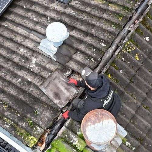 Het opnieuw vastleggen van dakpannen in Bergschenhoek